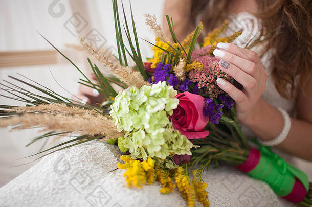 美丽的婚礼花束玫瑰新娘的手