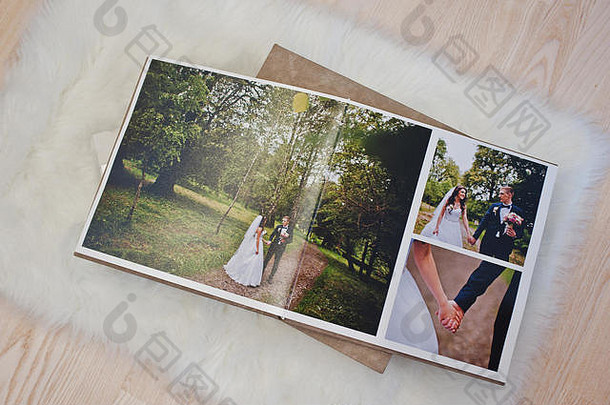 木制背景地毯上的结婚照簿或结婚相册。