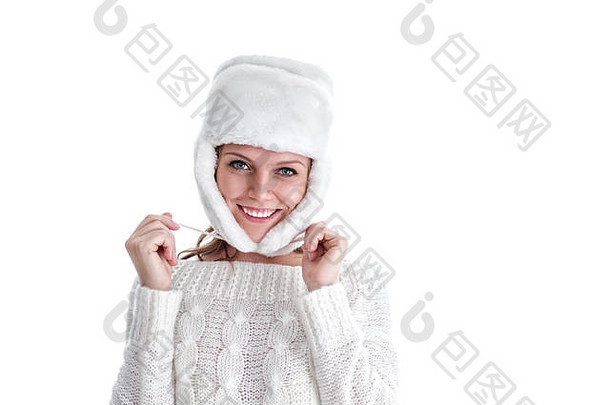 穿着<strong>保暖冬季</strong>毛衣和皮帽的快乐年轻女子