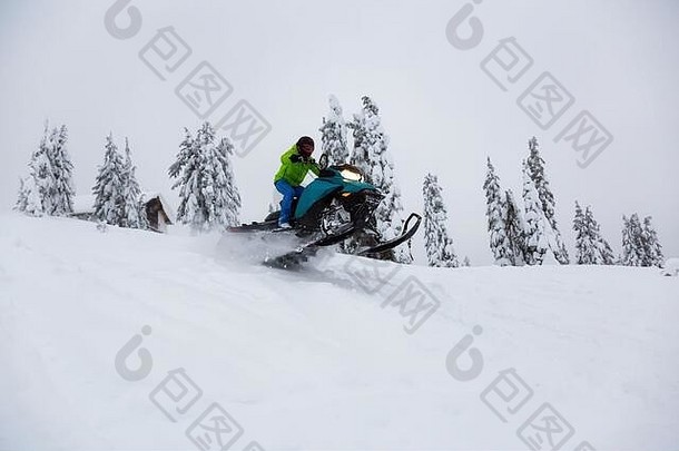 在白雪中骑摩托雪橇的<strong>冒险者</strong>