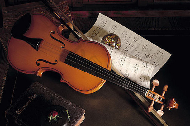 小提琴与乐谱和弓的特写镜头