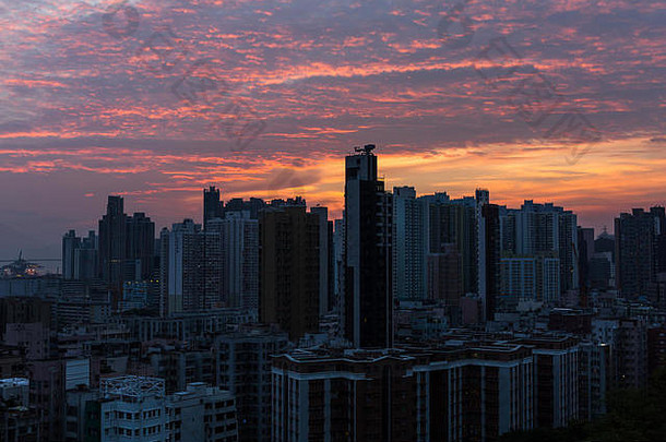 壮丽的夕阳和秋天的色彩在香港。从石硖尾眺望长沙湾和美孚。