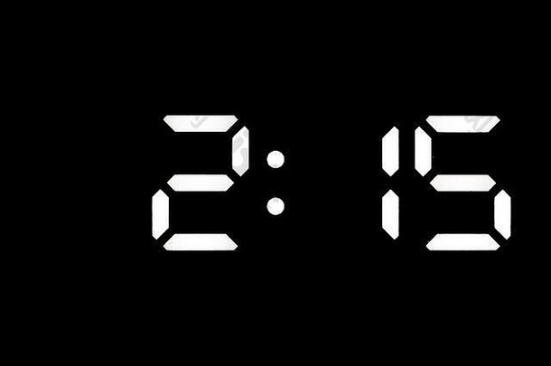 黑色背景上的真正白色led数字时钟，显示时间2:15