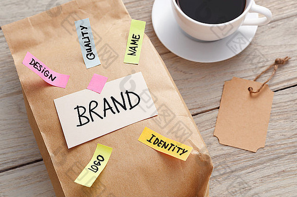 牛皮纸袋、品牌标签和咖啡杯的品牌营销理念