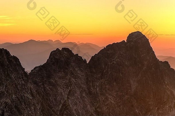 山地景观。日落时的波兰和斯洛伐克塔特拉山脉。
