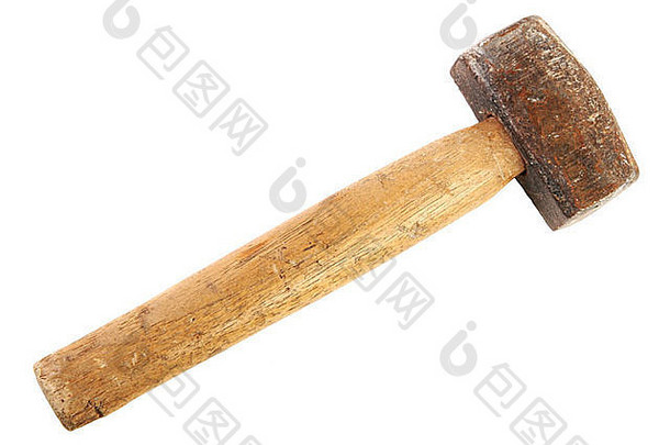 白木柄和生锈的黑铁头上有一把磨损严重的铁锤