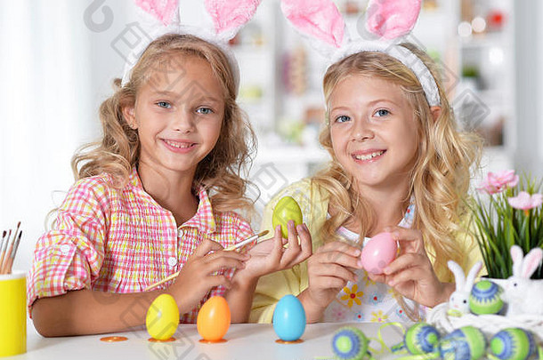 小女孩画复活节彩蛋