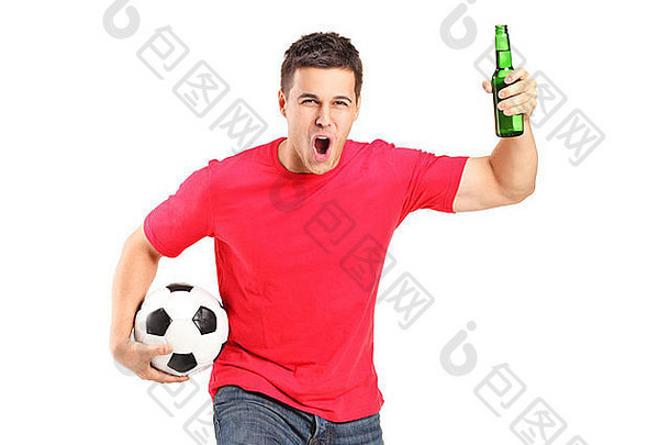 肖像愉悦风扇持有啤酒瓶足球欢呼孤立的白色背景