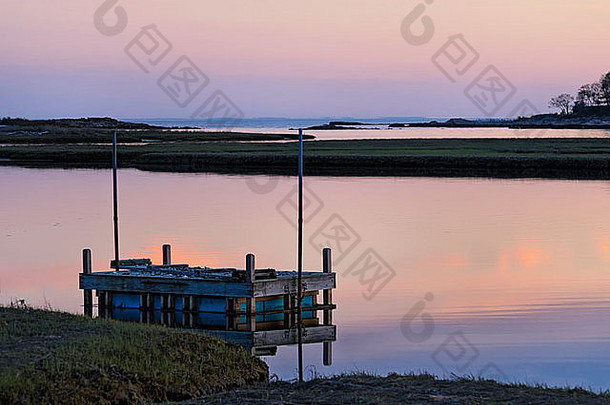 美丽的粉红色的紫色的日落康涅狄格盐沼泽饱经风霜的木码头前景奈安蒂克