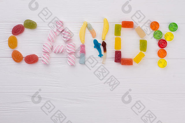 五颜六色的糖果拼写单词CANDY。
