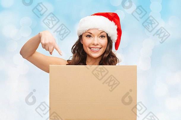 戴圣诞老人助手帽、带包裹盒的微笑女人