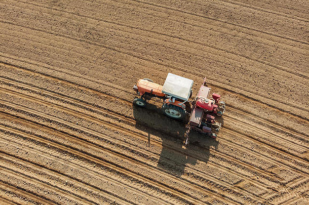 空中视图拖拉机耕作字段耕作播种收获农业农业沙漠脱水土地全球气候变暖