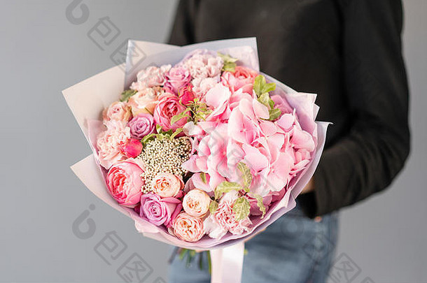 粉红色的颜色美丽的花束混合花女士手工作花店花商店新鲜的减少花