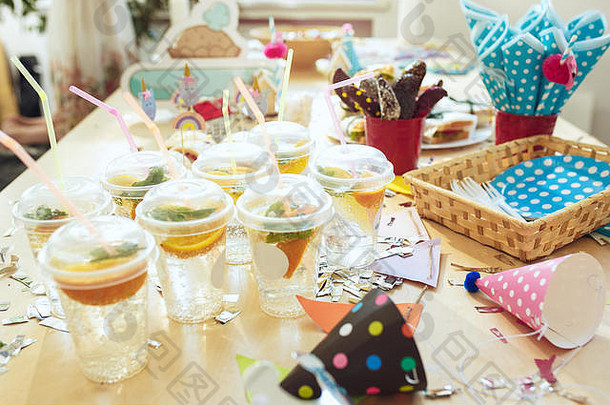 女孩的生日装饰品。桌上摆放着蛋糕、饮料和派对用品。