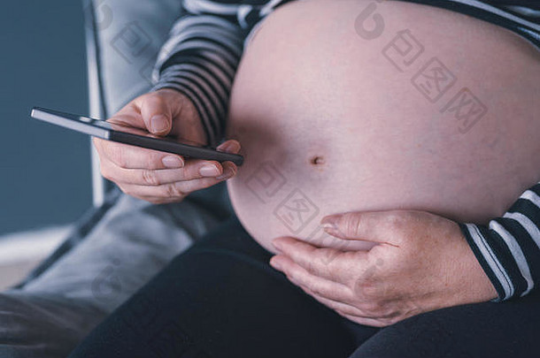 怀孕期间使用智能手机设备的孕妇