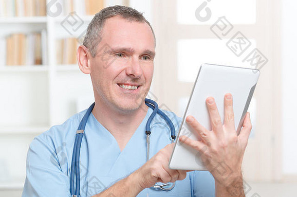 医生在诊室使用平板电脑