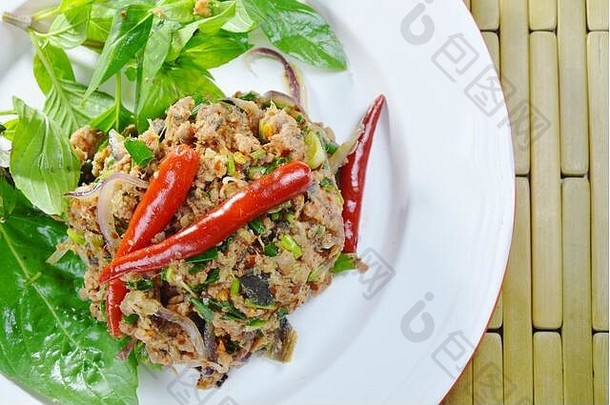 辛辣的鲶鱼肉末配上香草配料的泰国红辣椒沙拉