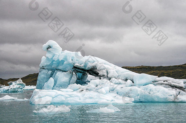 漂浮在冰岛湖上的蓝绿色、白色和黑色冰山