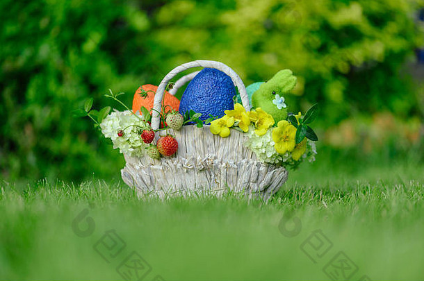 篮子里有复活节礼物、五颜六色的鸡蛋和<strong>玩具</strong>兔子