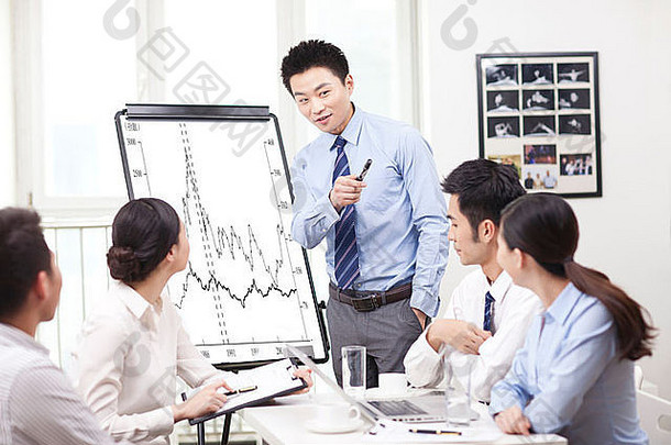 在董事会会议室演示时，商人指着图表