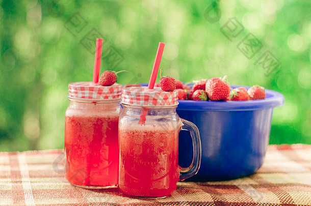 草莓柠檬水杯。<strong>夏日清凉</strong>饮料。在大自然中饮酒。草莓和碳酸饮料