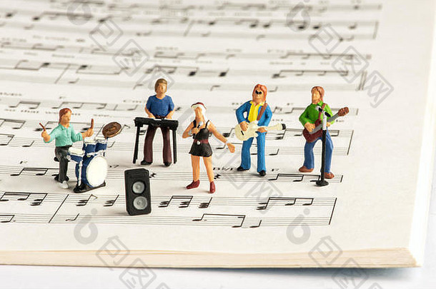 岩石乐队微型人玩音乐会开放音乐的笔记本音乐笔记