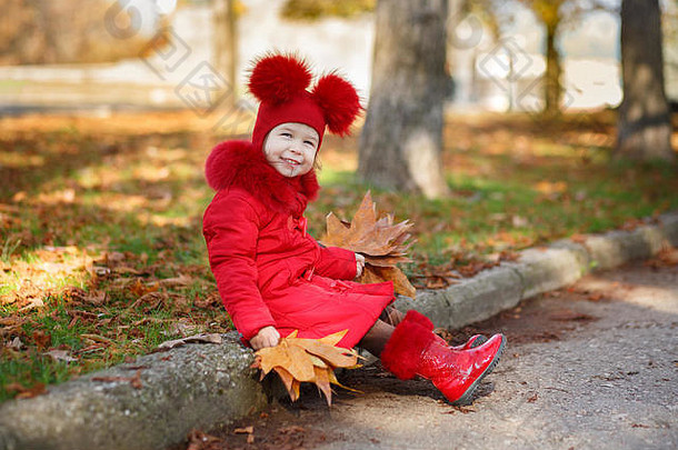 多莉美女令人愉快的年轻的女孩穿红色的脸红的冬天夹克温暖的他靴子时尚时尚的衣服摆姿势秋天春天公园周