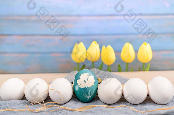 复活节快乐，有机蓝色复活节彩蛋中间的白色彩蛋等待绘画，复活节假期装饰，复活节概念背景与警察