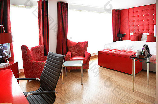现代酒店客房，采用独特的鲜红色配色方案