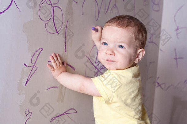 婴儿男孩画蜡蜡笔石膏板墙蜡笔口思考