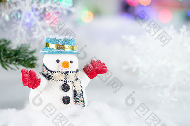 雪人和圣诞装饰在博克背景上，并留有空间，用于季节问候。圣诞快乐或新年快乐。