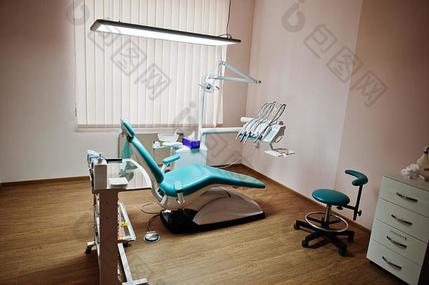 牙科椅子牙医蓝色的医生光现代牙科实践
