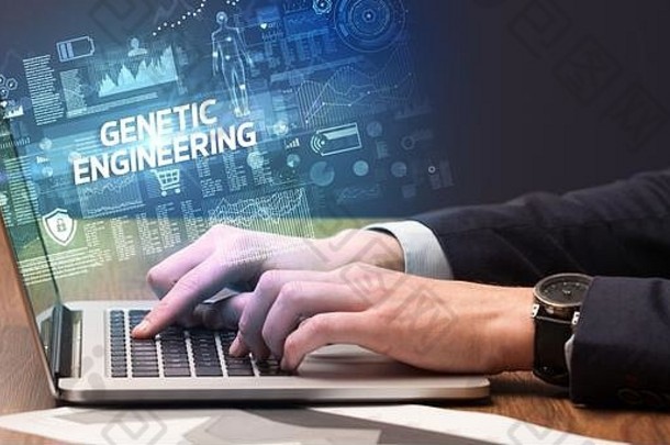 商人在笔记本电脑上写着<strong>基因工程</strong>铭文，网络技术概念