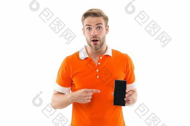 你看到这个了吗。惊讶的男子指着白色的智能手机。指点手势。食指指向。指向广告。购买聪明的新设备。数字化。