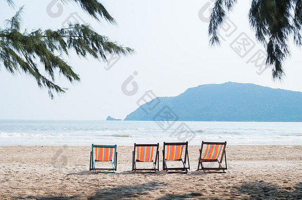 海滩上的四个躺椅