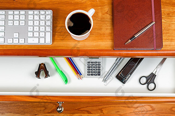 <strong>樱桃木</strong>桌面，配有电脑键盘、黑咖啡、行政记事本和钢笔。桌子下面是橡<strong>木地板</strong>。