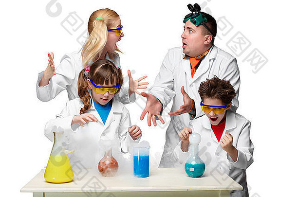 青少年与化学教师在课堂教学中的实验