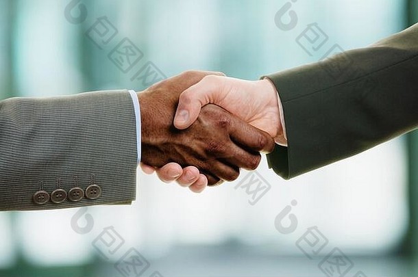 商务背景下的跨种族握手