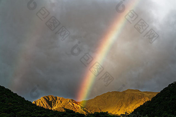 新西兰圣詹姆斯走道日出时波义耳平房上方的双彩虹。