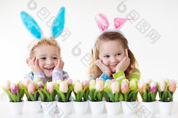 快乐孩子们庆祝复活节首页男孩女孩穿兔子耳朵享受蛋亨特孩子们玩颜色鸡蛋