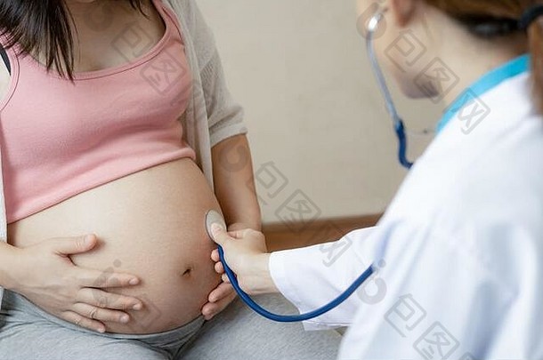 医院的孕妇和妇科医生