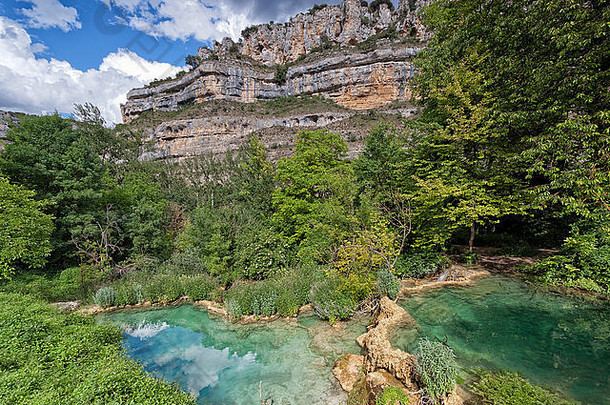 美丽的绿松石颜色湖泊埃布罗河orbaneja的卡斯蒂略布尔戈斯西班牙
