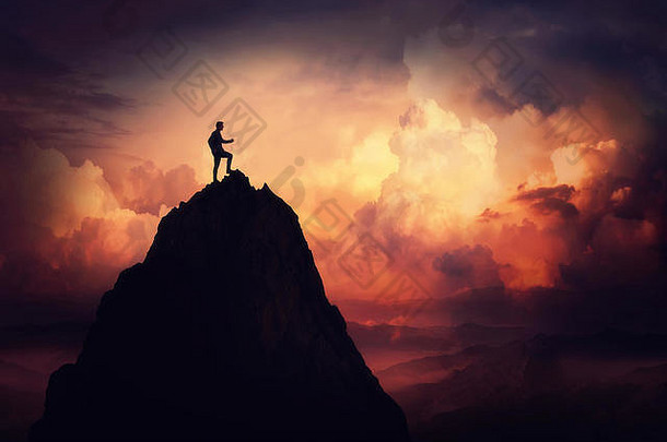 当一个商人在云端攀登一座高山时，自我克服的概念。在夕阳的背景下赢得胜利和成功的道路。实现目标符号