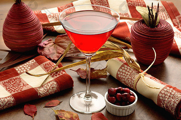 Crantini鸡尾酒或蔓越莓鸡尾酒，以秋季或秋季为主题，适合感恩节或圣诞节