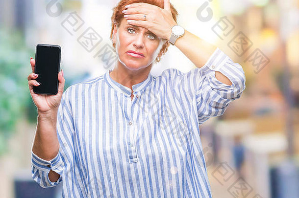 吸引外商高级高加索人红色头发的人女人显示智能手机屏幕孤立的背景强调手头震惊了羞愧苏普里
