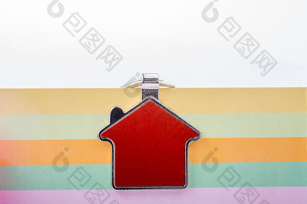 彩色背景上带有房屋图标的房地产概念