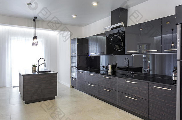 白俄罗斯明斯克——2019年1月：阁楼公寓中的现代厨房内部采用黑色简约风格