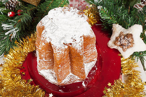 圣诞节典型的意大利潘多罗蛋糕
