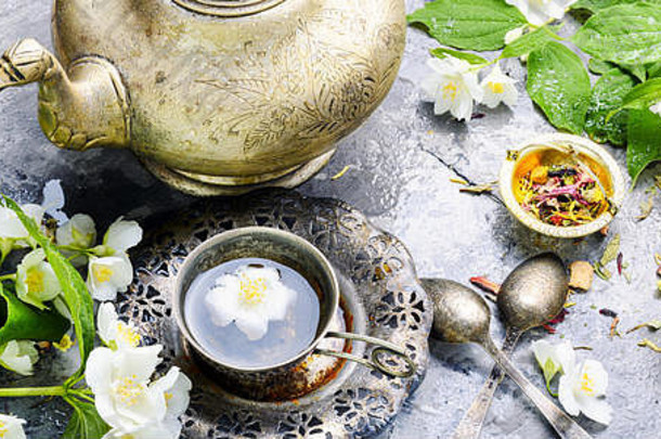 用茉莉花茶制成的东方茶具。绿茶