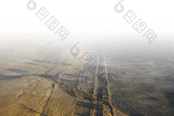 直农村路通过澳大利亚农村消失低云空中视图